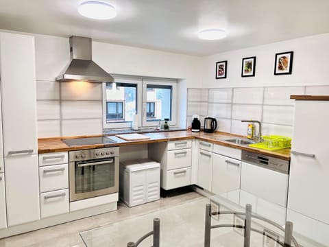 Coffee/tea facilities, Kitchen or kitchenette, Dining area, dishwasher, oven, stove, toaster