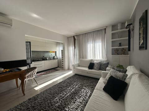 TV and multimedia, Seating area, air conditioner