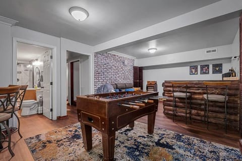 Game Room, Bathroom, Seating area