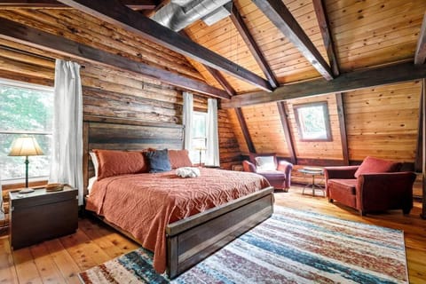 Bed, Photo of the whole room, Seating area, Bedroom