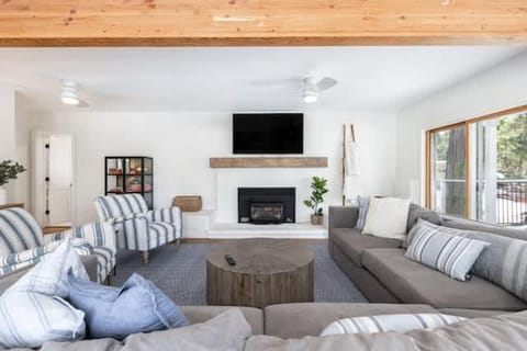 Luxury Lake Home-The Bear Claw-Boat Slip-Sleeps 16 House in Bass Lake