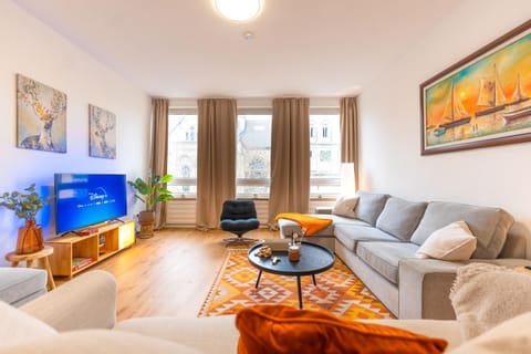 TV and multimedia, Living room, Seating area, Landmark view