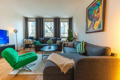 TV and multimedia, Living room, Seating area, Landmark view
