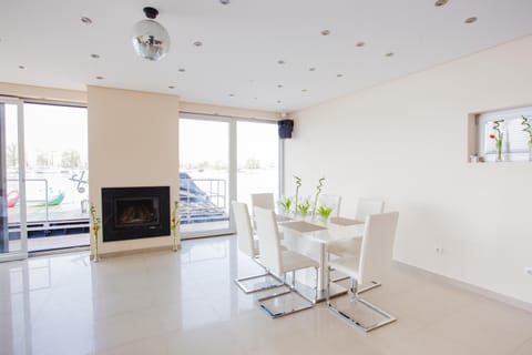 TV and multimedia, Seating area, Dining area