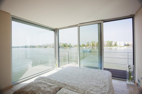 Balcony/Terrace, Photo of the whole room, River view