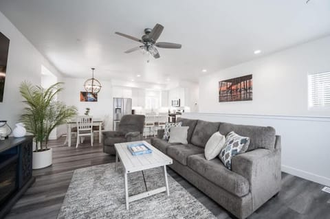 Game Room! Rooftop Deck! Sleeps 11 House in Oceano