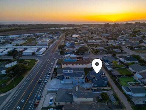 Game Room! Rooftop Deck! Sleeps 11 House in Oceano
