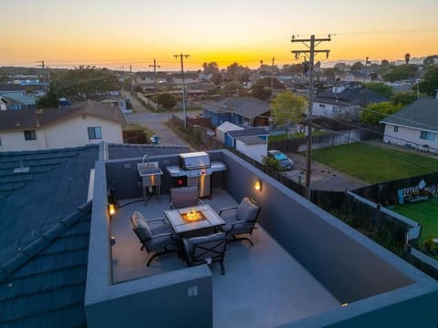 Game Room! Rooftop Deck! Sleeps 11 House in Oceano