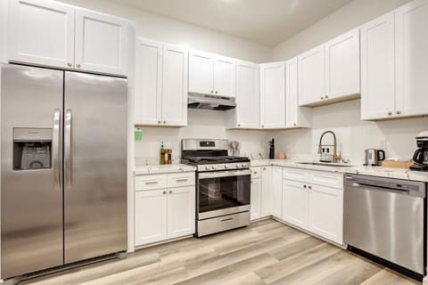 Roami at The Churchill Apartment in Warehouse District