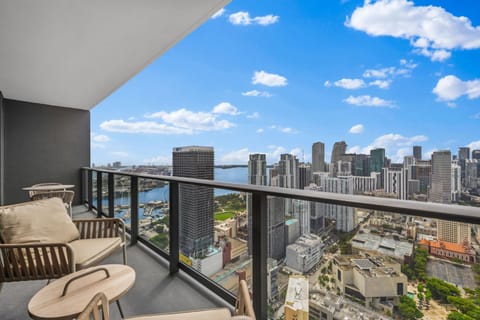 Natural landscape, View (from property/room), Balcony/Terrace, Seating area, City view