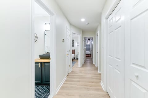 Hilltop Hideaway - Pool - Jacuzzi - Ping Pong - 12 guests - Fireplace - Mountain Views - Pets are allowed by request House in Massies Mill