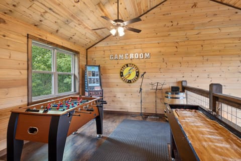 Enjoy Peace and Serenity 2BR Cabin with Hot Tub, Games & Mountain Views in Cobbly Knob Family & Pet Friendly Cabin in Pittman Center