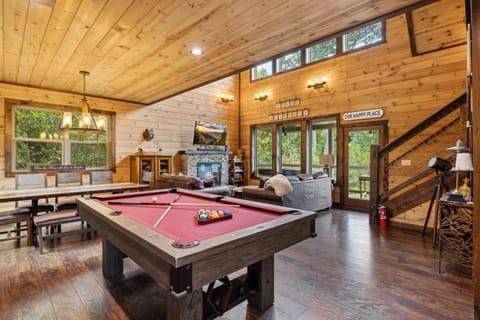 Enjoy Peace and Serenity 2BR Cabin with Hot Tub, Games & Mountain Views in Cobbly Knob Family & Pet Friendly Cabin in Pittman Center