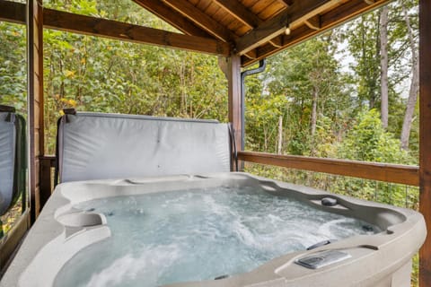 Enjoy Peace and Serenity 2BR Cabin with Hot Tub, Games & Mountain Views in Cobbly Knob Family & Pet Friendly Cabin in Pittman Center