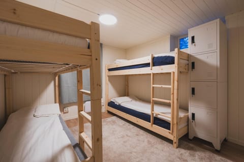 Bedroom, bunk bed
