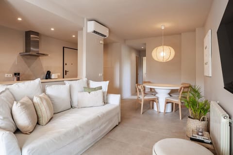 TV and multimedia, Kitchen or kitchenette, Living room, Seating area, Dining area, air conditioner