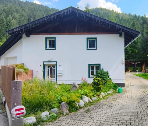 Property building, Day, Natural landscape, Garden, Mountain view