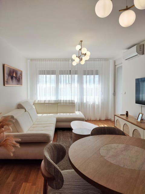 Communal lounge/ TV room, TV and multimedia, Living room, Seating area, Evening entertainment