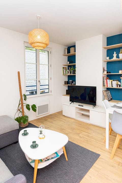 Communal lounge/ TV room, Library, TV and multimedia, Living room, Seating area