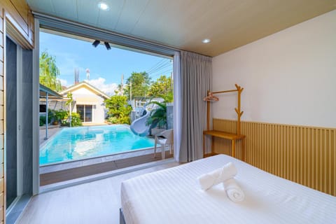 Bed, Day, Photo of the whole room, Bedroom, Pool view, Swimming pool, sunbed, towels