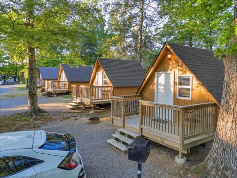 Charming Cabin near Smoky Mountains Cabin in Pigeon Forge