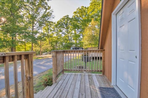 Charming Cabin near Smoky Mountains Cabin in Pigeon Forge