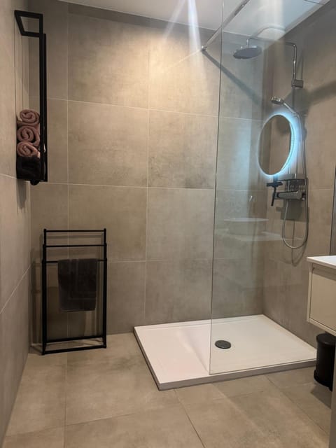 Shower, Bathroom, towels