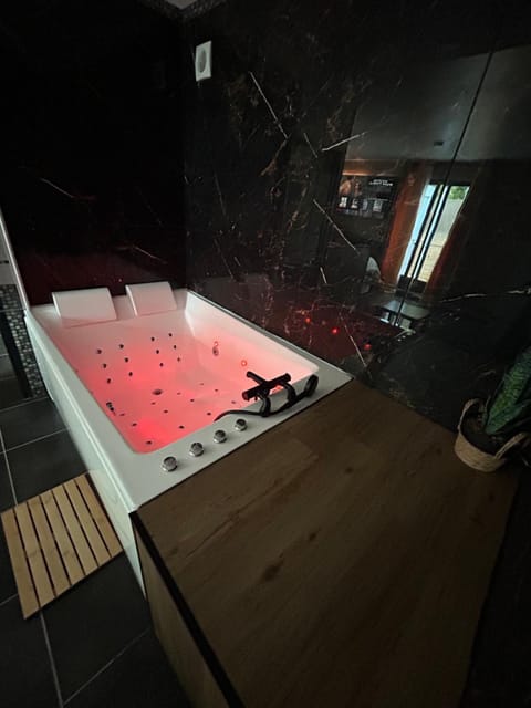Night, Hot Tub