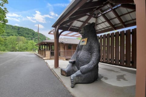 Cozy Cabin Near Dollywood with Parking Cabin in Pigeon Forge