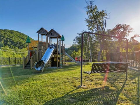 Cozy Cabin Near Dollywood with Parking Cabin in Pigeon Forge