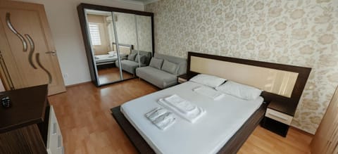 Bed, TV and multimedia, Photo of the whole room, Bedroom, towels