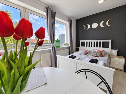 Bed, Photo of the whole room, Dining area, Bedroom, towels