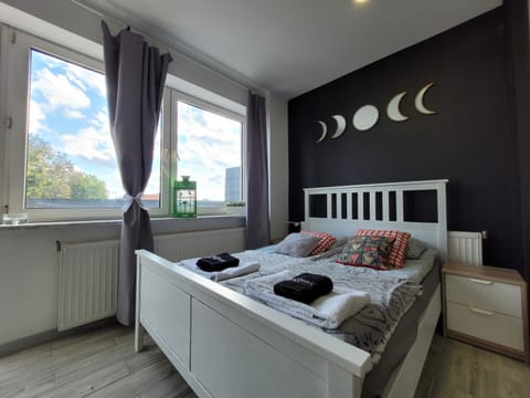 Bed, Living room, Photo of the whole room, Seating area, Bedroom, towels