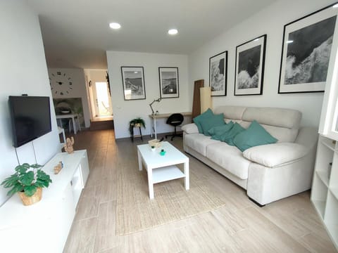 TV and multimedia, Living room, Seating area, Evening entertainment