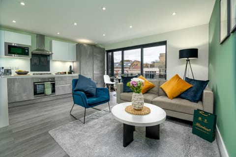 TV and multimedia, View (from property/room), Kitchen or kitchenette, Living room, Seating area, Dining area, City view, oven, stove