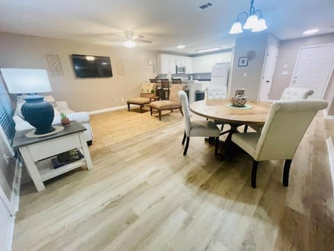 EastGate 4A Cozy family retreat close to downtown Hammond Apartment in Hammond