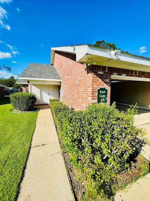 EastGate 4A Cozy family retreat close to downtown Hammond Apartment in Hammond