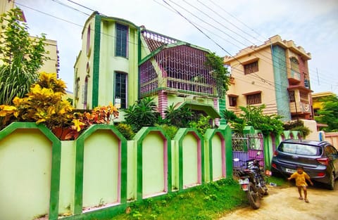 Property building, Day, Neighbourhood, Location, Parking