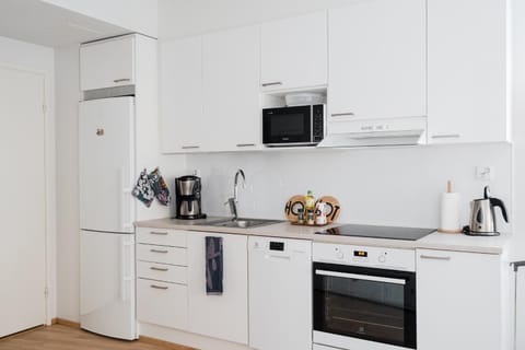 Coffee/tea facilities, Kitchen or kitchenette, dishwasher, oven, stove