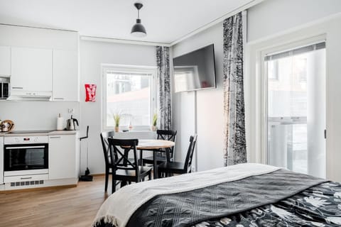 Bed, Photo of the whole room, Dining area, oven