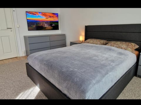 Bed, TV and multimedia, Bedroom