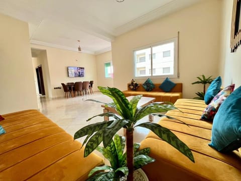 Communal lounge/ TV room, TV and multimedia, Living room, Seating area, Dining area, Evening entertainment