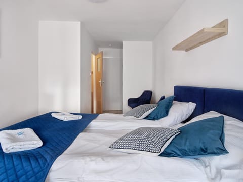 Photo of the whole room, Bedroom, towels