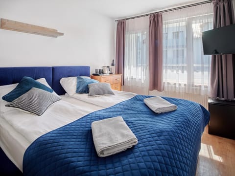 Bed, TV and multimedia, Bedroom, Text overlay, towels