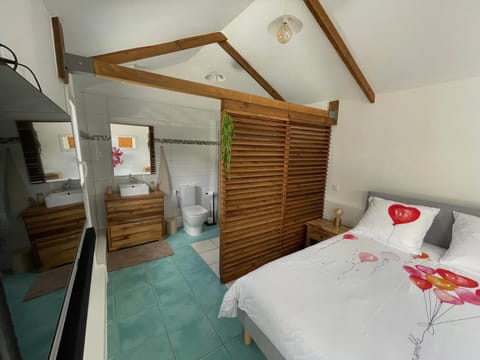 Toilet, Bed, Bathroom, Photo of the whole room, Decorative detail