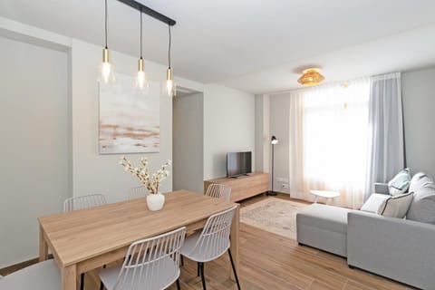 TV and multimedia, Living room, Seating area, Dining area