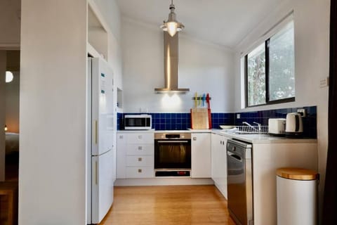 High View House - Views over Pirates Bay House in Eaglehawk Neck