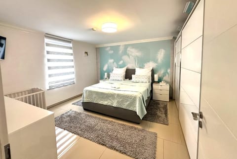 Bed, TV and multimedia, Bedroom, wardrobe