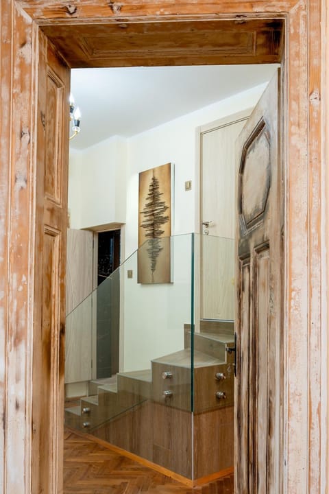 Toilet, Facade/entrance