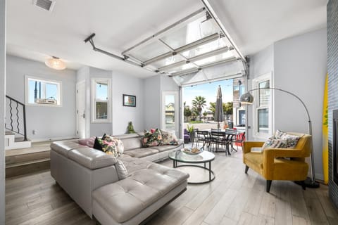 Stunning Casa Surf House in Newport with Parking Stunning Casa Surf House in Newport House in Balboa Peninsula